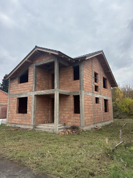 Vand casa la rosu intabulata cu teren propretate