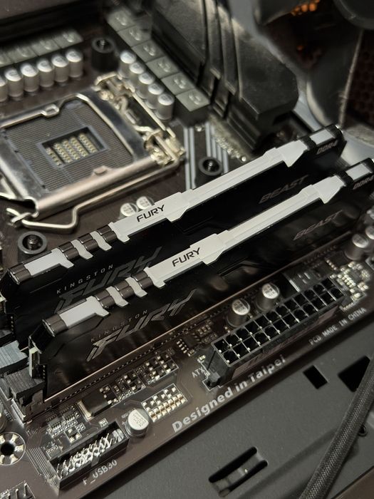 Placa de baza Gigabyte Z390 GamingX + Rami  DDR4