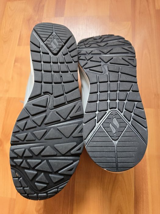 Adidasi Skechers