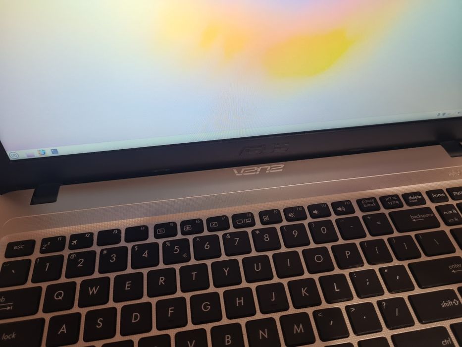 Vand laptop funcțional Asus