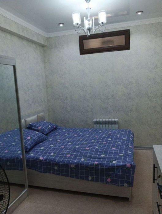 Oybek metrosi yaqinida sherglikka yoki oilaga kvartira bor