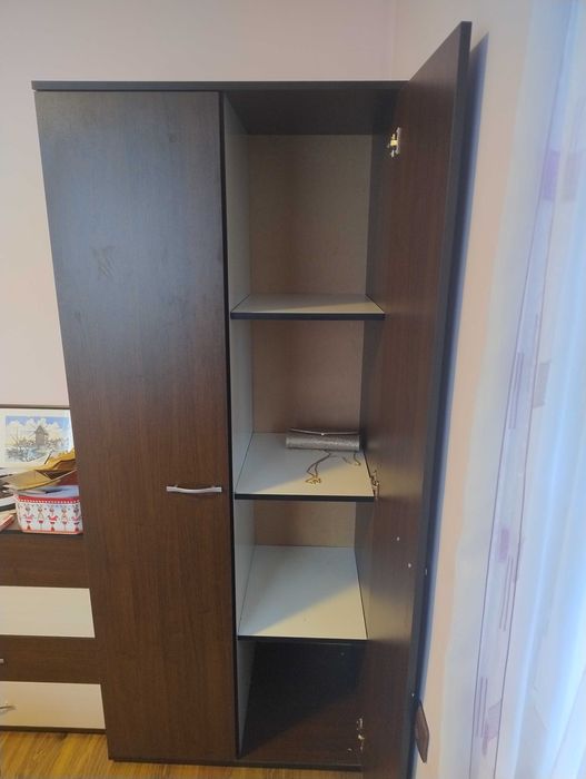 Продавам двукрилен гардероб и скрин