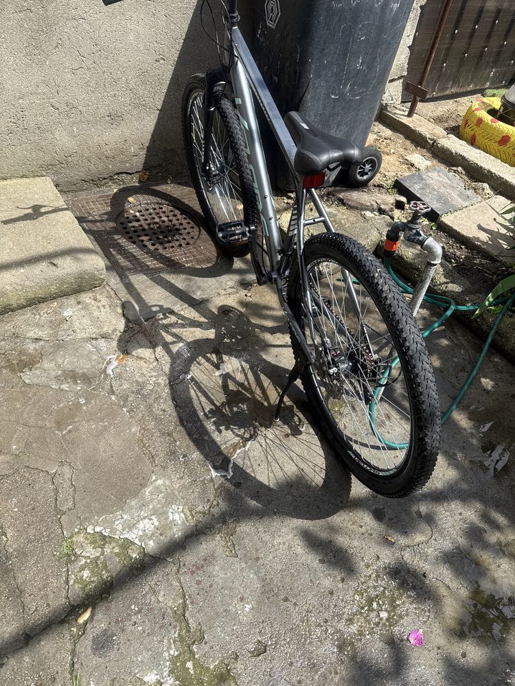 Vand bicicleta aproape noua