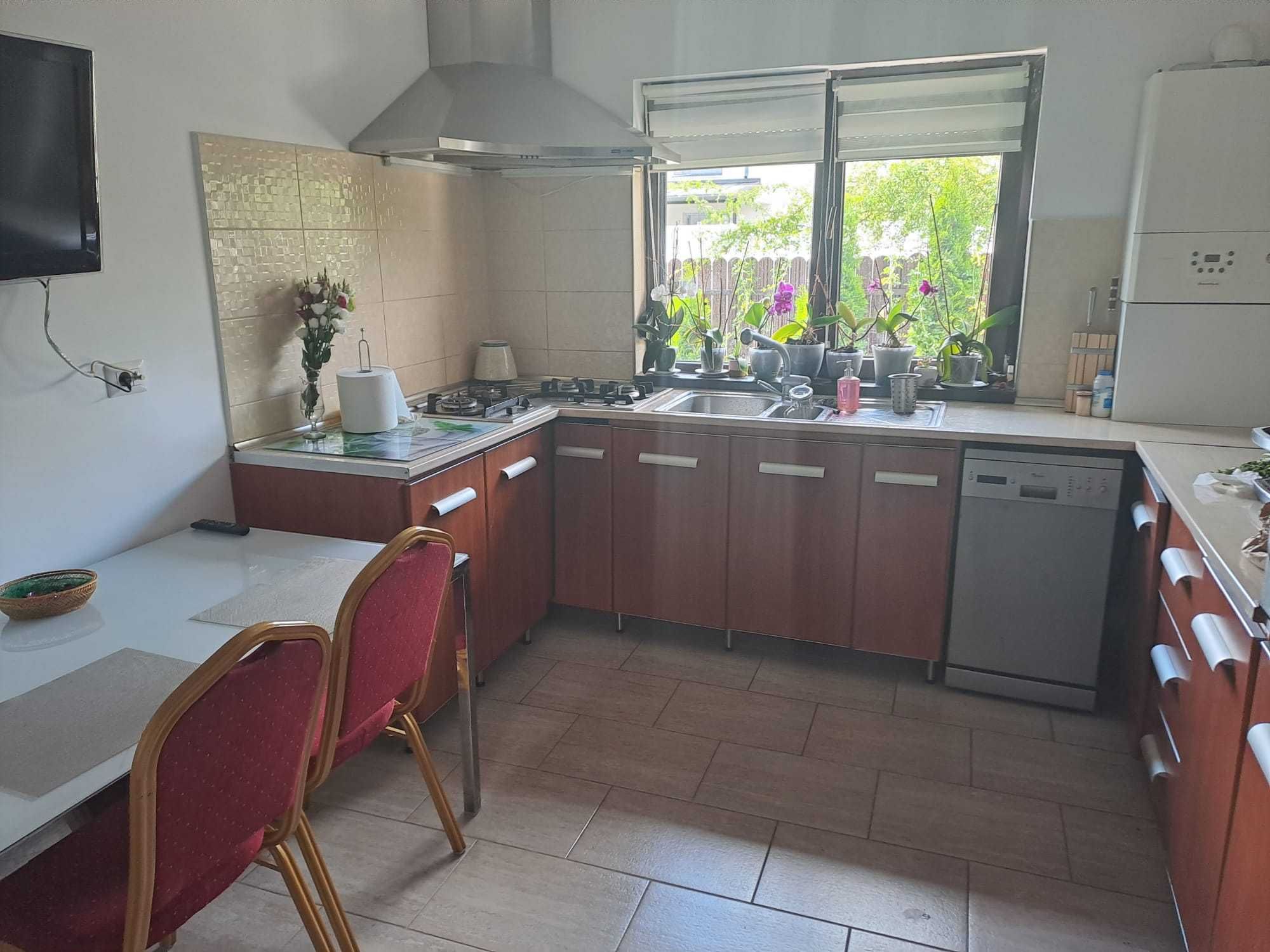 Casa individuala 5 camere ,2 bai ,curte 450 mp,toate utilitatile !