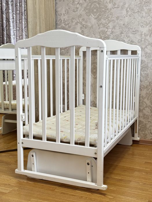 Продам детскую кроватку с маятником