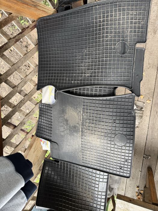 Продам комплект резиновых  ковриков прадо 120