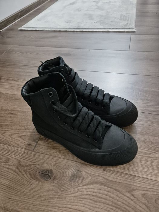 Tenesi Alexander McQueen