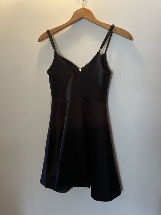 Черна къса рокля с ефектен преден цип