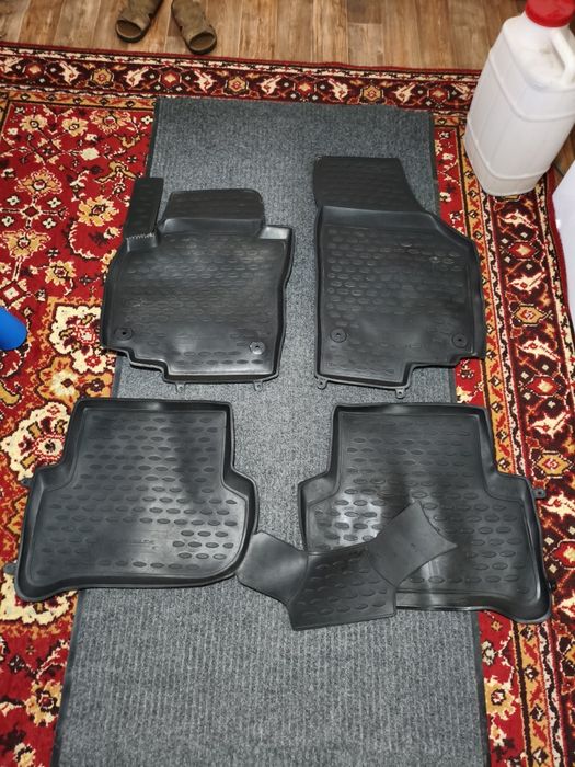 Продам резиновые полики Шкода Йети