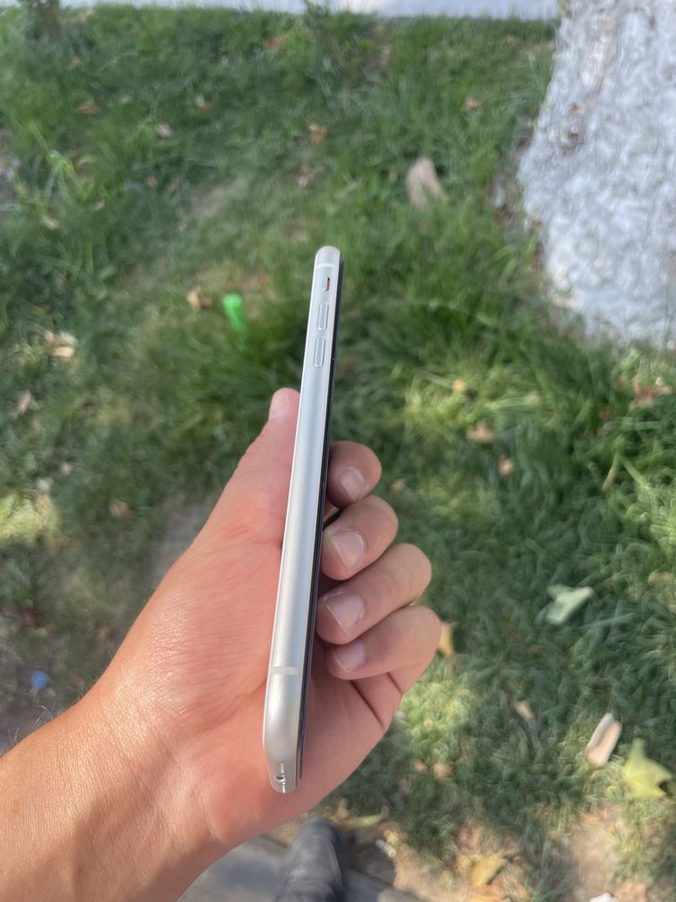 Iphone 11. 64gb white