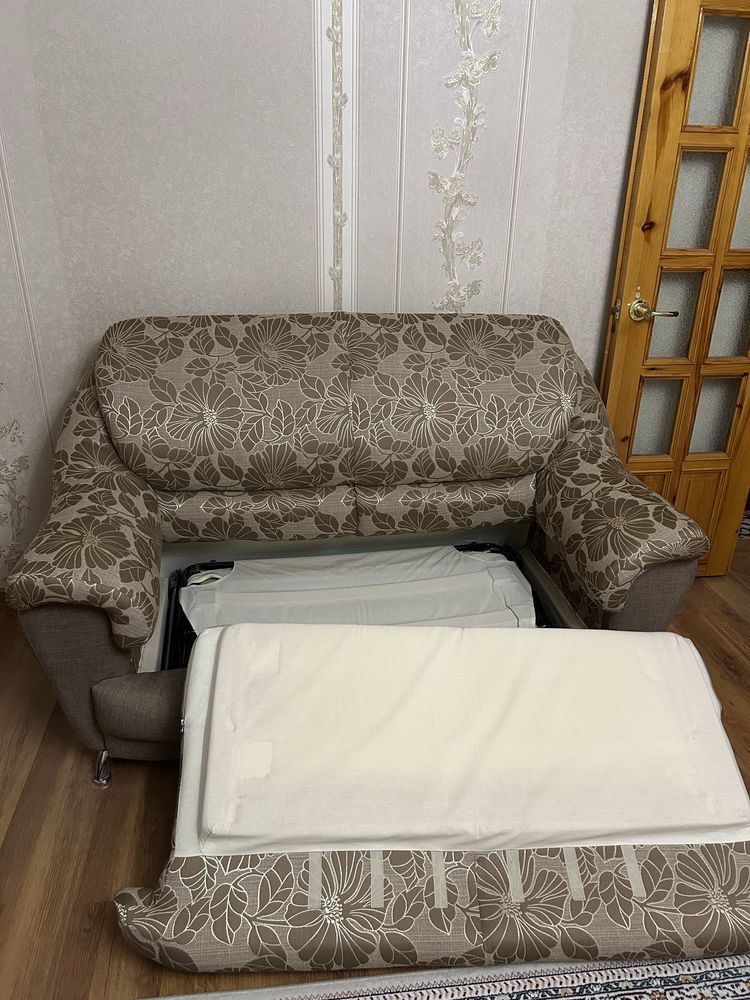Продается комплект из диванов и кресла