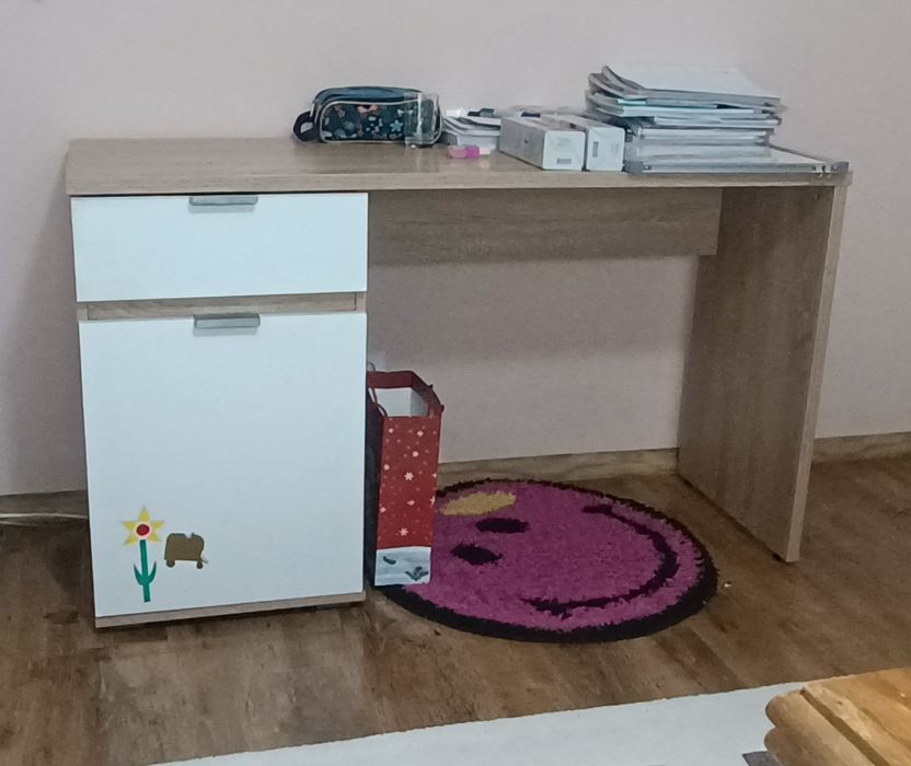 Birou elev  cu sertar si spatiu depozitare