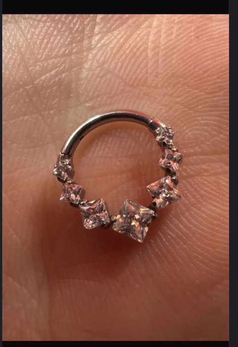 Титановая серьга