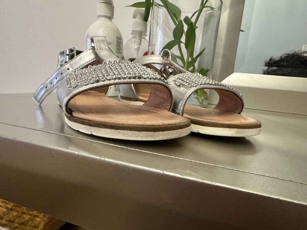 Sandale fetite strasuri- argintii- stare ft buna- 150 lei marime 32
