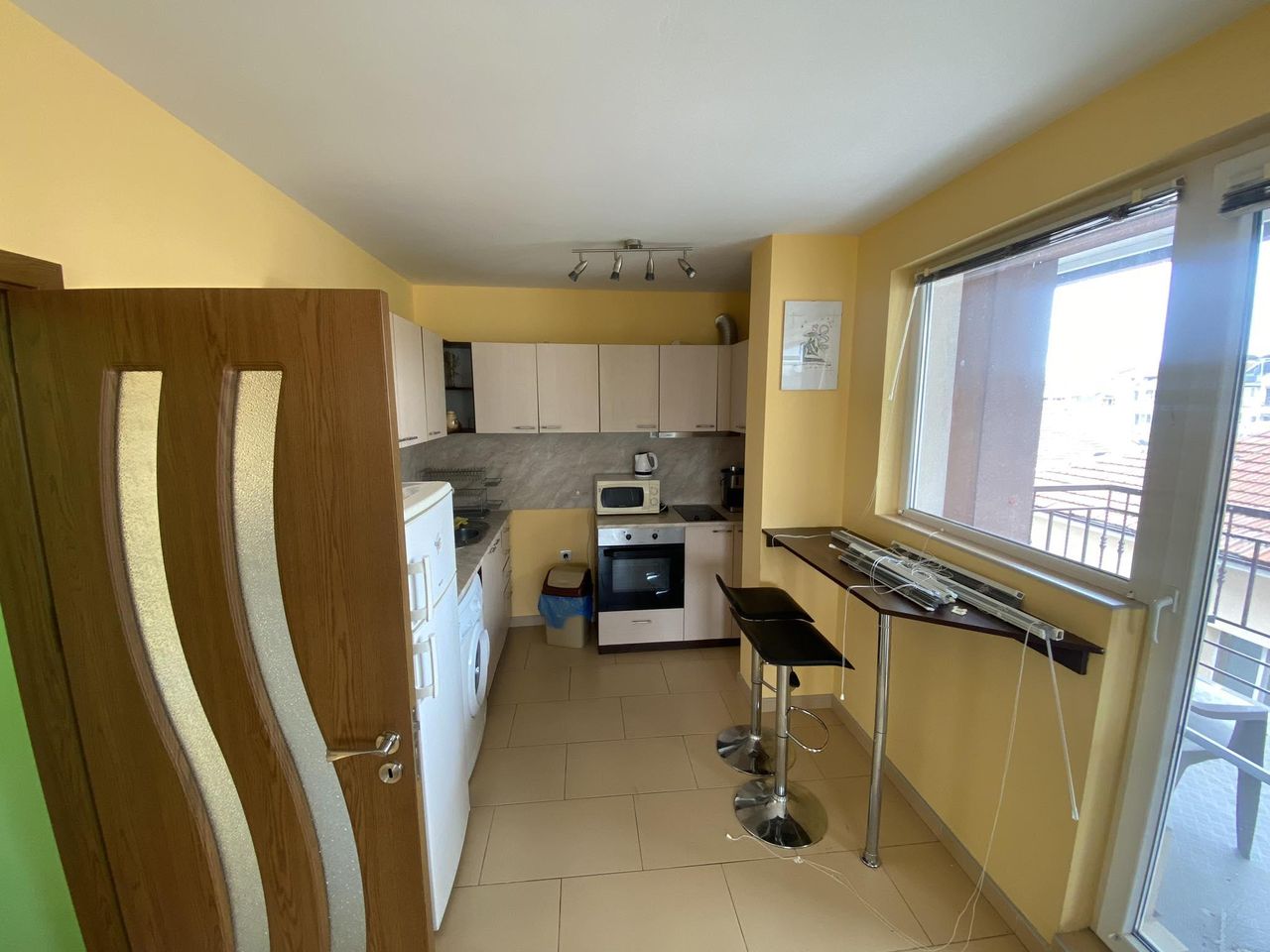 Дава се под наем Двустаен апартамент в Бургас, Център - 63 кв.м за 561 € - Снимка #2