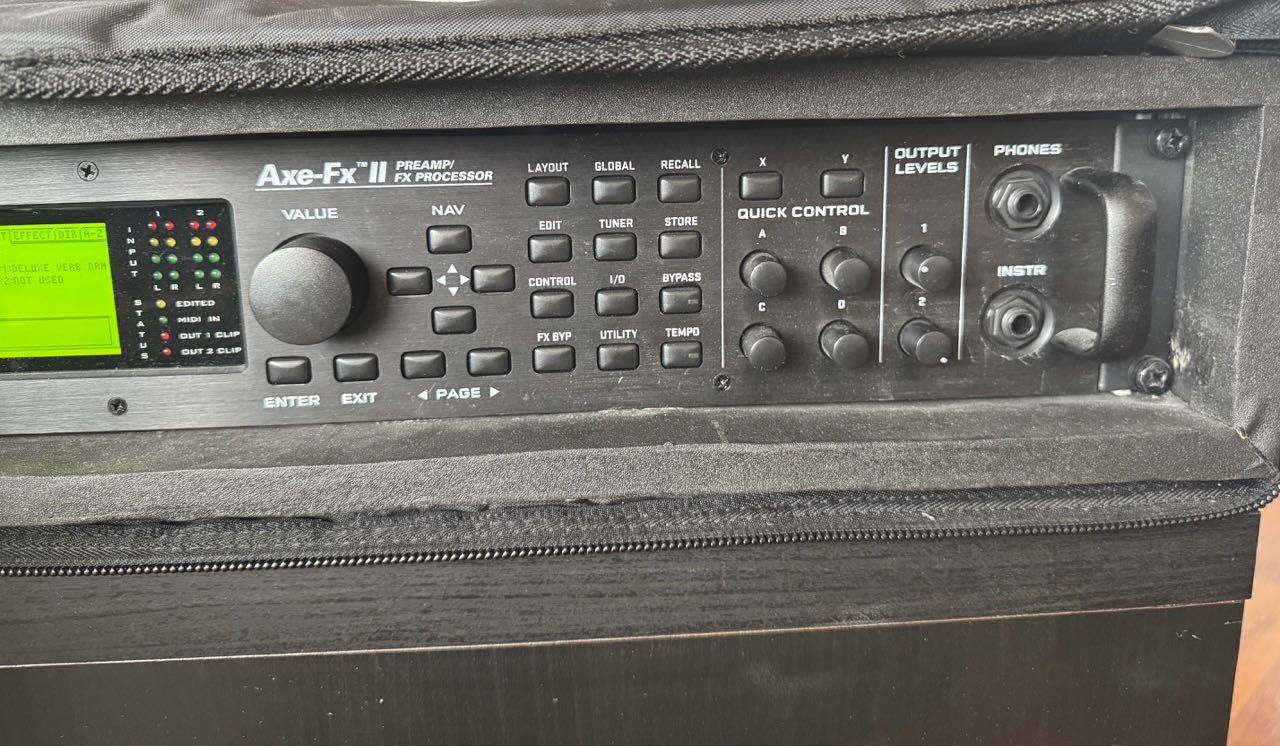 Fractal Axe-Fx II Mark II + 2U rack case