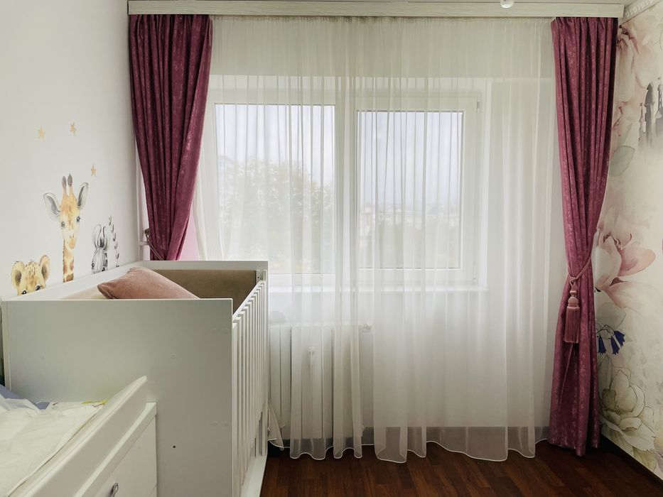 Perdea alba si draperii roz