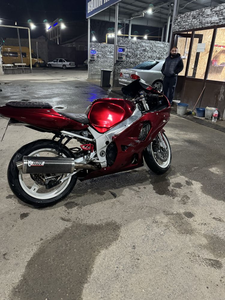 Suzuki GSX-R мотоцикл red candy