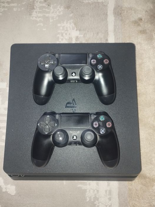 Продаю пс4 с 10 дисками