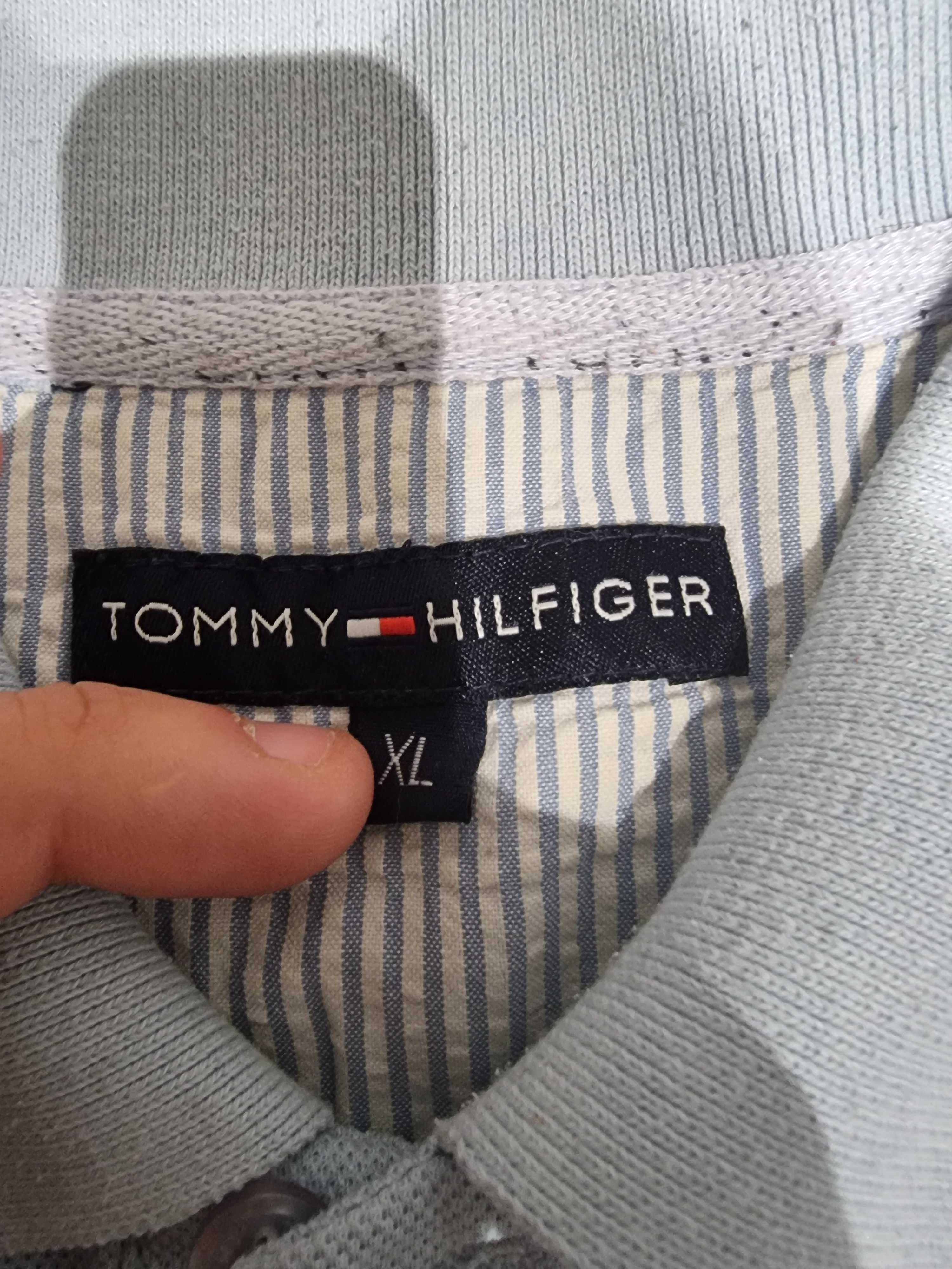 Тениска Tommy Hilfiger отговаря на M размер