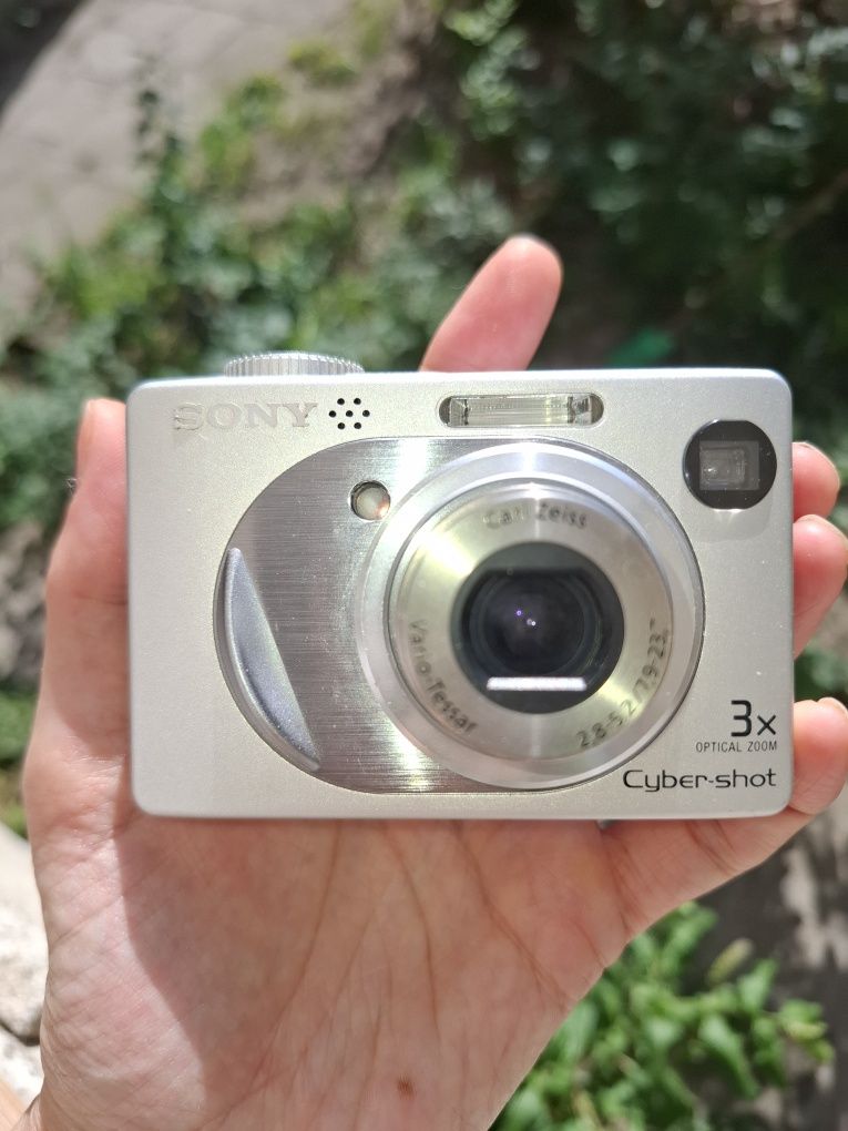 Компактен дигитален фотоапарат SONY Cybershot W1