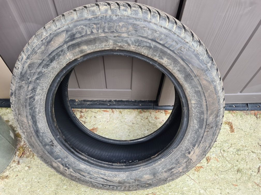 Vand 2 anvelope iarna 215/65 R17 Brigestone