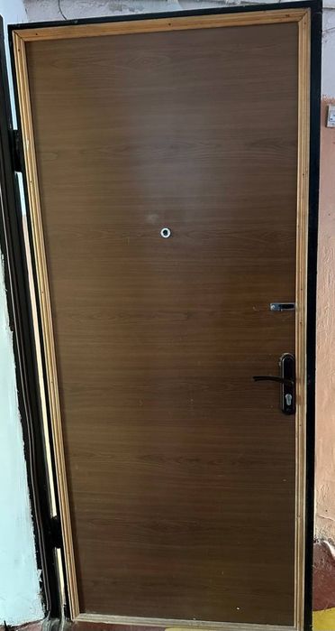 Продаётся дверь б/у железная