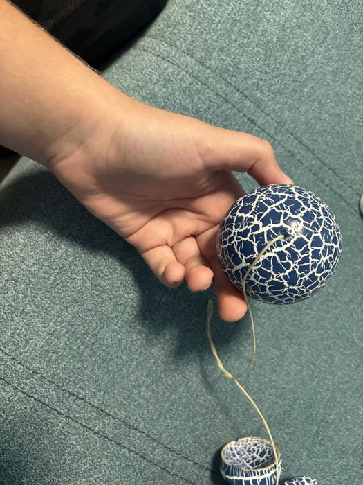 Vând kendama albastră