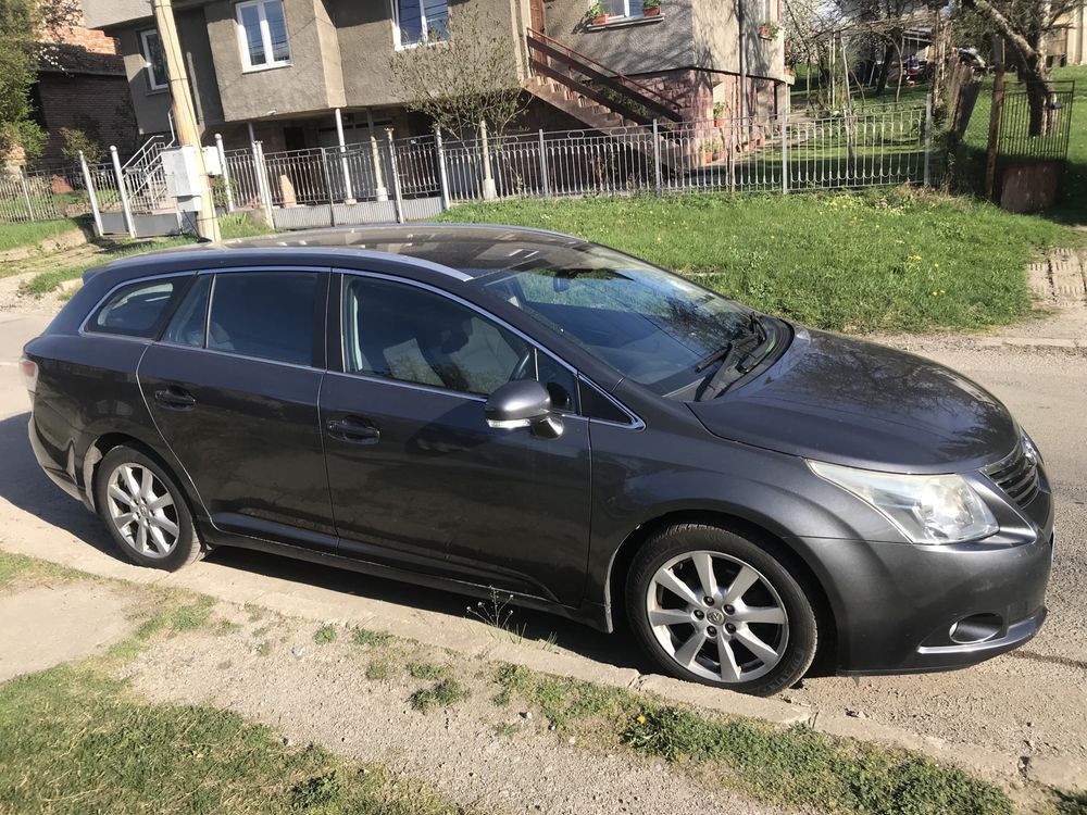 Продавам 2бр Toyota Avensis T27 1.8 НА ЧАСТИ