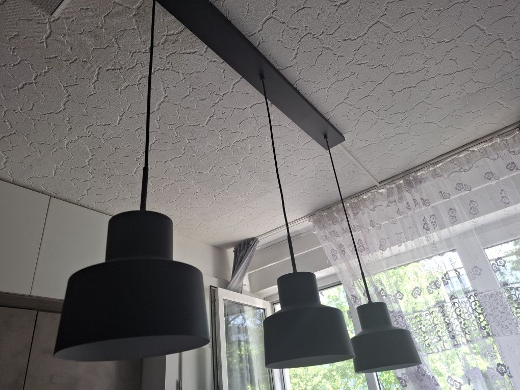 Lampa suspendata neagra 3 becuri design plăcut