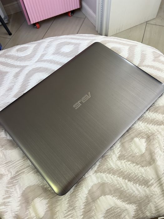 Ноутбук “ASUS” в хорошем состоянии