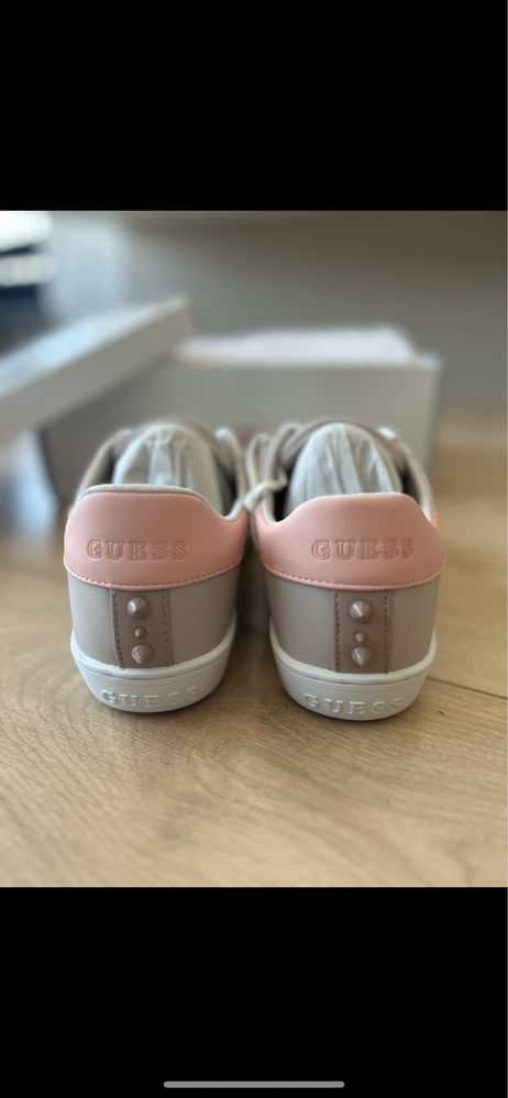 Нови кецове Guess - 36 номер