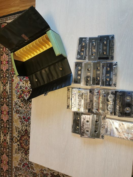 Casetele sunt cu muzica ușoară și populara