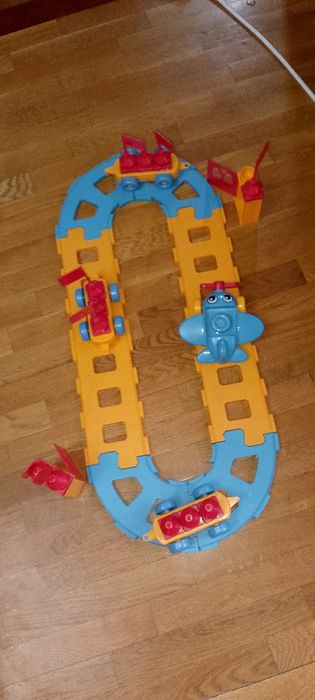 Конструктор - дорога для самых маленьких.