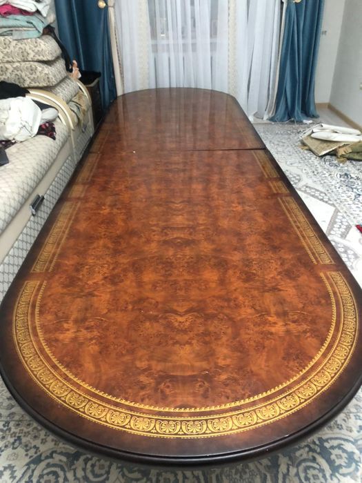 Большой стол из шпона дерева ореха