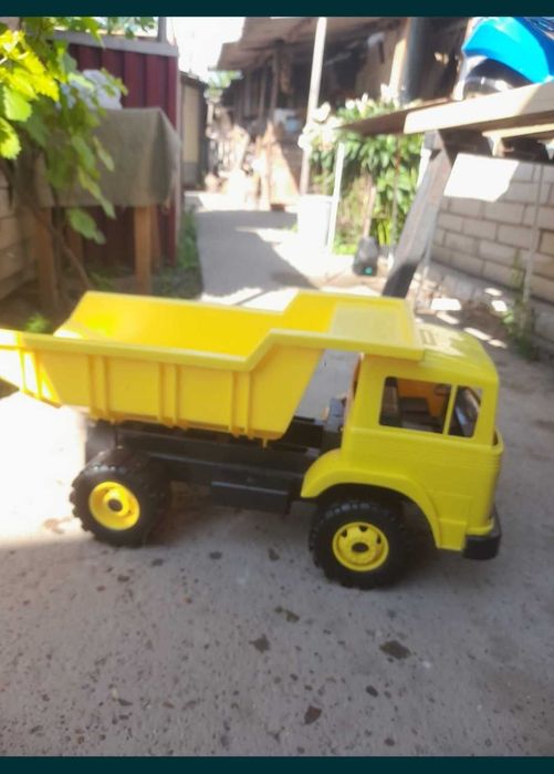 большая машина желтая