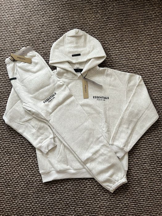 Vând compleu essentials hanorac+pantaloni