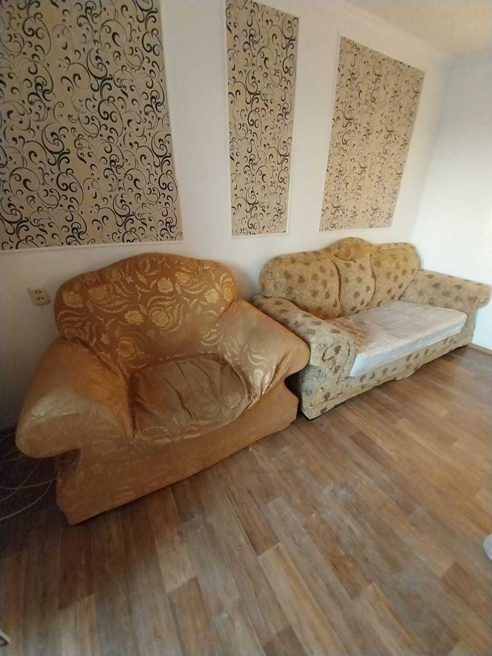 Продаётся комплект мягкой мебели: диван и кресло. Б/У