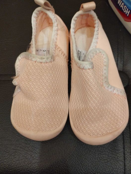 Vand papuci mărimea 23