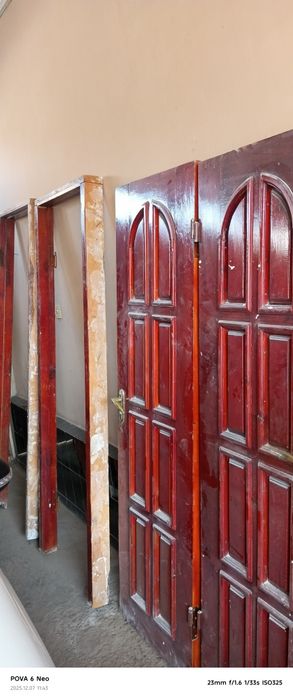 Дверь деревянная.