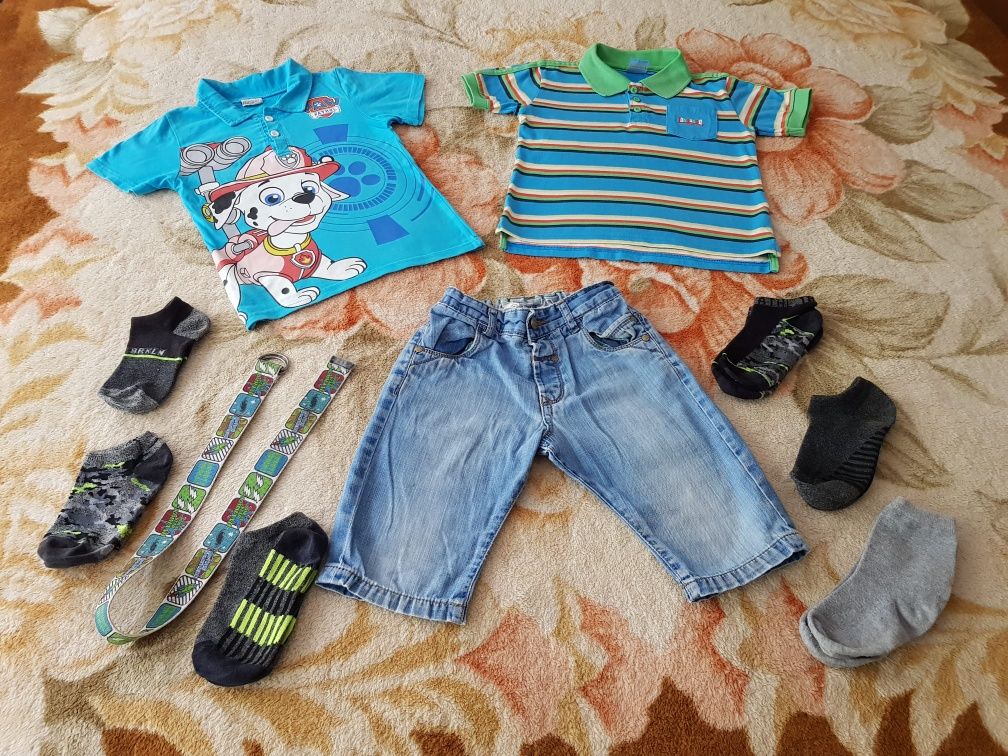 Lot vară,băieți,4-6 ani:pantaloni scurți,tricouri,pălărie,șosete,curea
