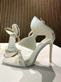 Дамски нови бели официални обувки с ток