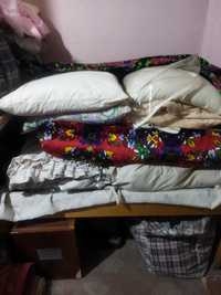 Подушки одеяла и детская кроватка
