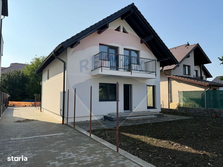 Casa cu 4 camere la gri de vanzare in Sura Mare