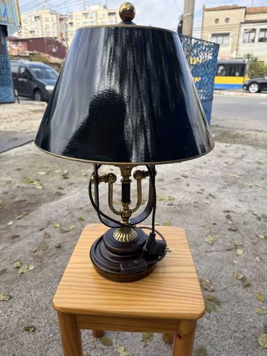 Lampă vintage din lemn și alamă cu abajur negru – stil clasic elegant