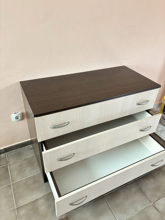 Скрин с три чекмеджета цвят венге