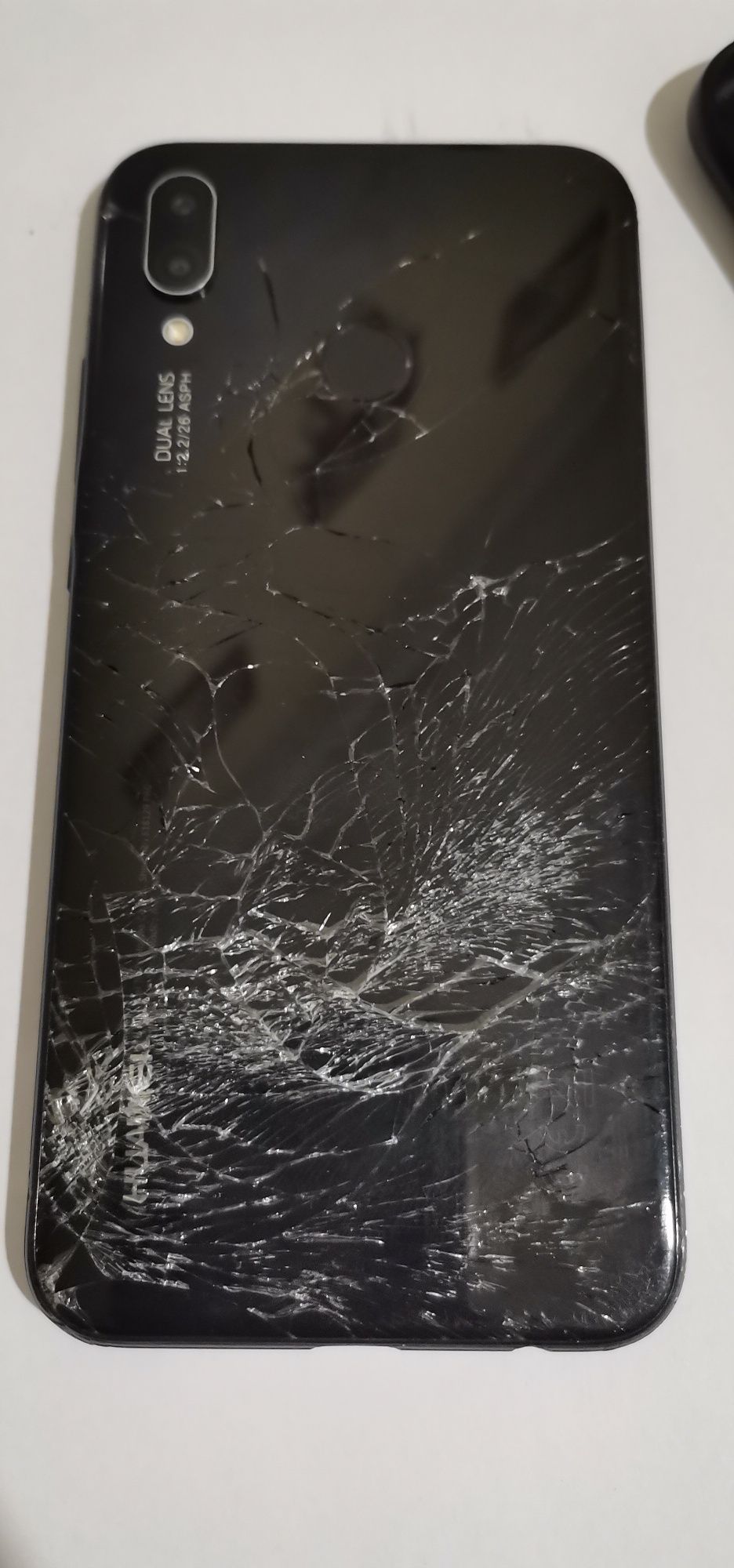 Huawei P20 lite, capac spate spart, vând sau schimb...