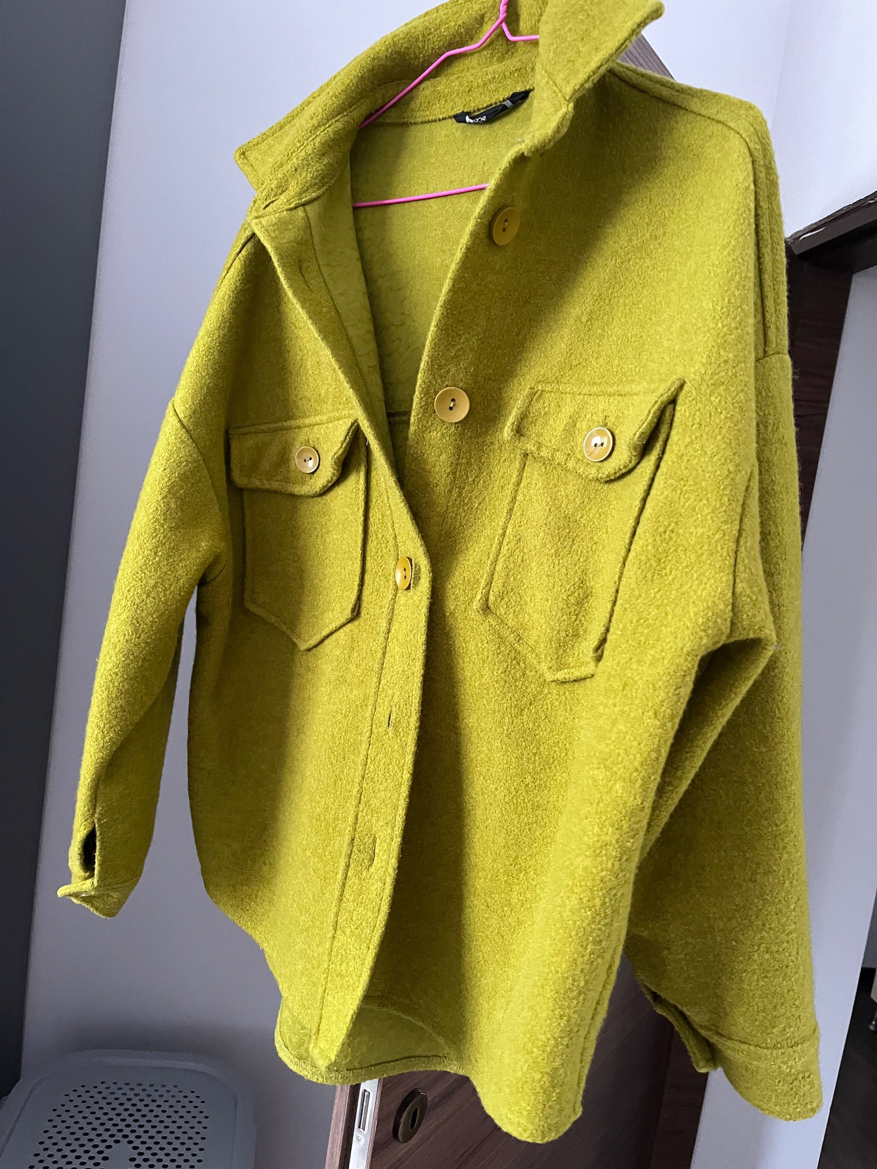 Пролетно зелено палто