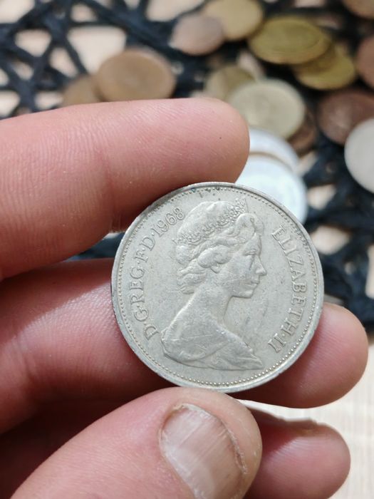 Продавам група от 8 броя стари монети с лика на Кралица Елизабет II. О
