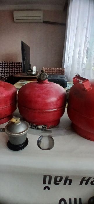 Две газови туристически бутилки и един редуцил вентил работещи